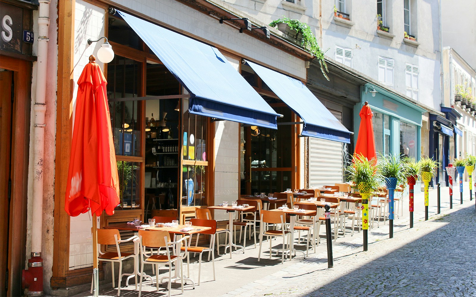 Street view of Montmartre, Paris, featuring the iconic Sacré-Cœur Basilica in the background.