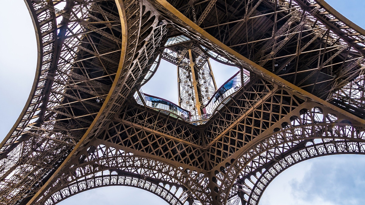 Der Eiffelturm in Paris von unten fotografiert