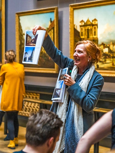 Tour guide explaining artwork to visitors at Kunsthistorisches Museum Vienna.