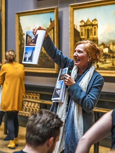 Tour guide explaining artwork to visitors at Kunsthistorisches Museum Vienna.