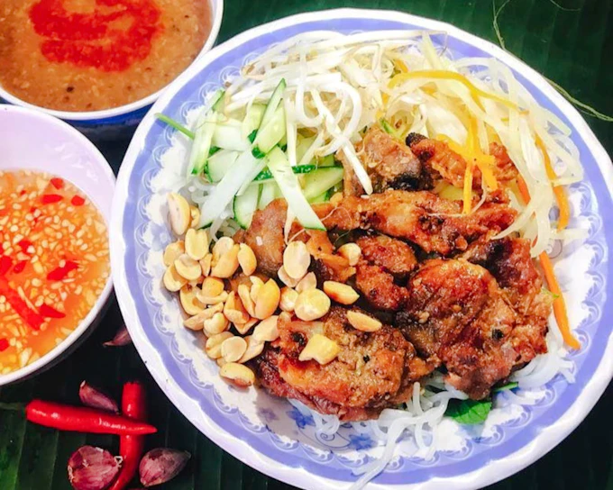 Hue Food Tour with Perfume River Dragon Boat and Traditional Ca Huế Performance (Product 52639)
