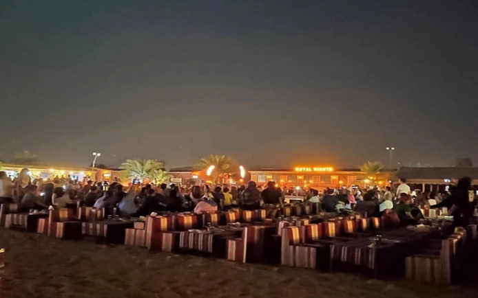 Safari nel deserto di Dubai con dune bashing in 4x4, cena a buffet con barbecue e spettacoli live
