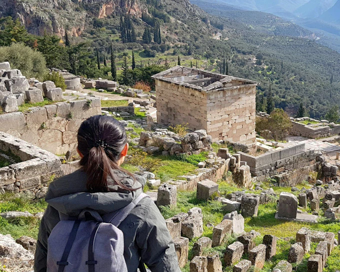 From Athens: Delphi & Meteora 2-Day Guided Tour with Hotel Stay