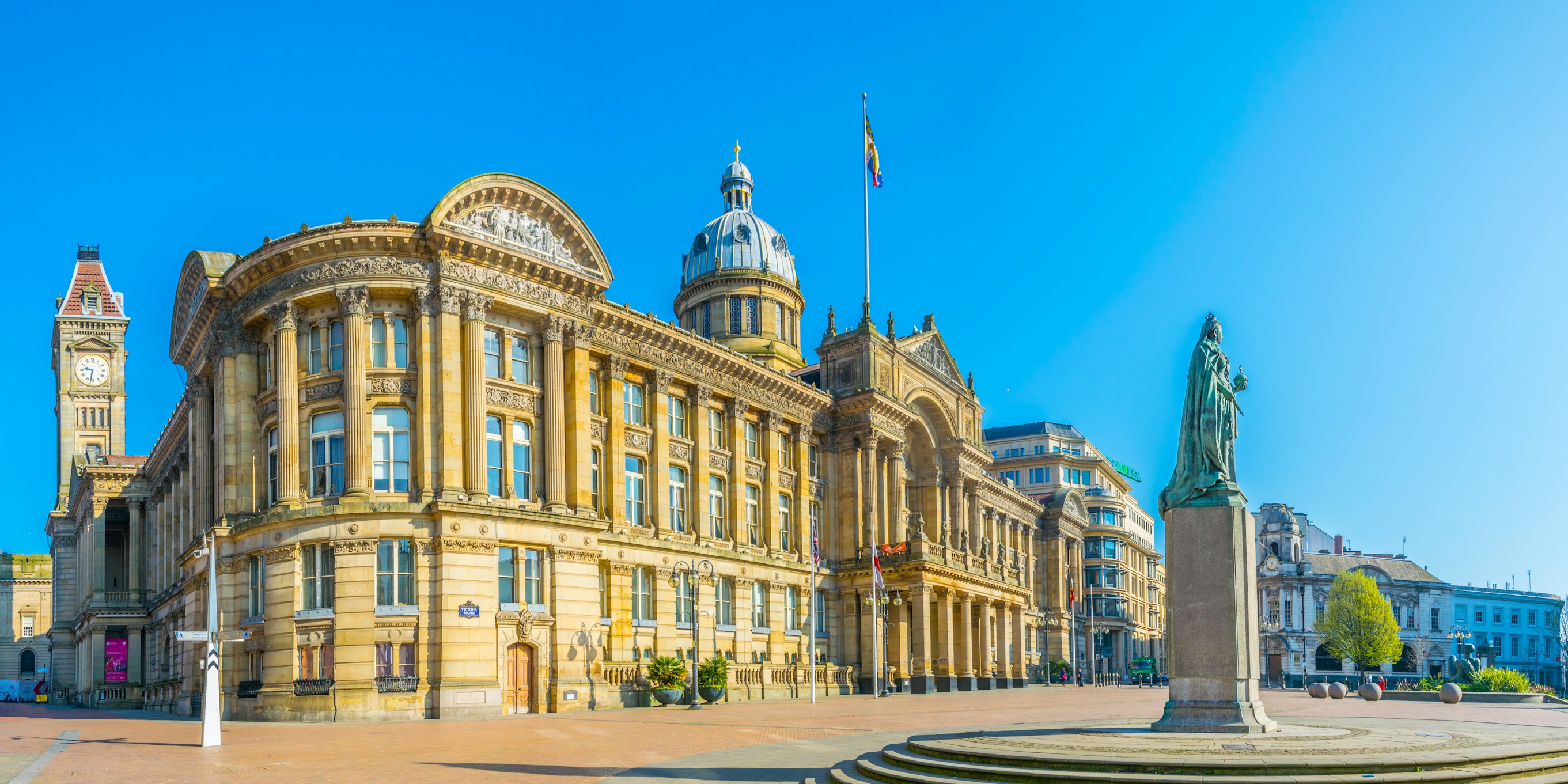 Birmingham Museum & Art Gallery exterior with visitors in Birmingham, England.