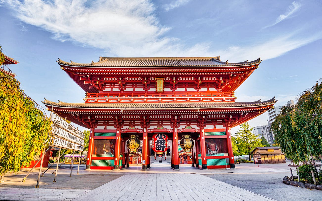 Senso Ji temple entrance with red gate and lanterns in Tokyo, Japan.
