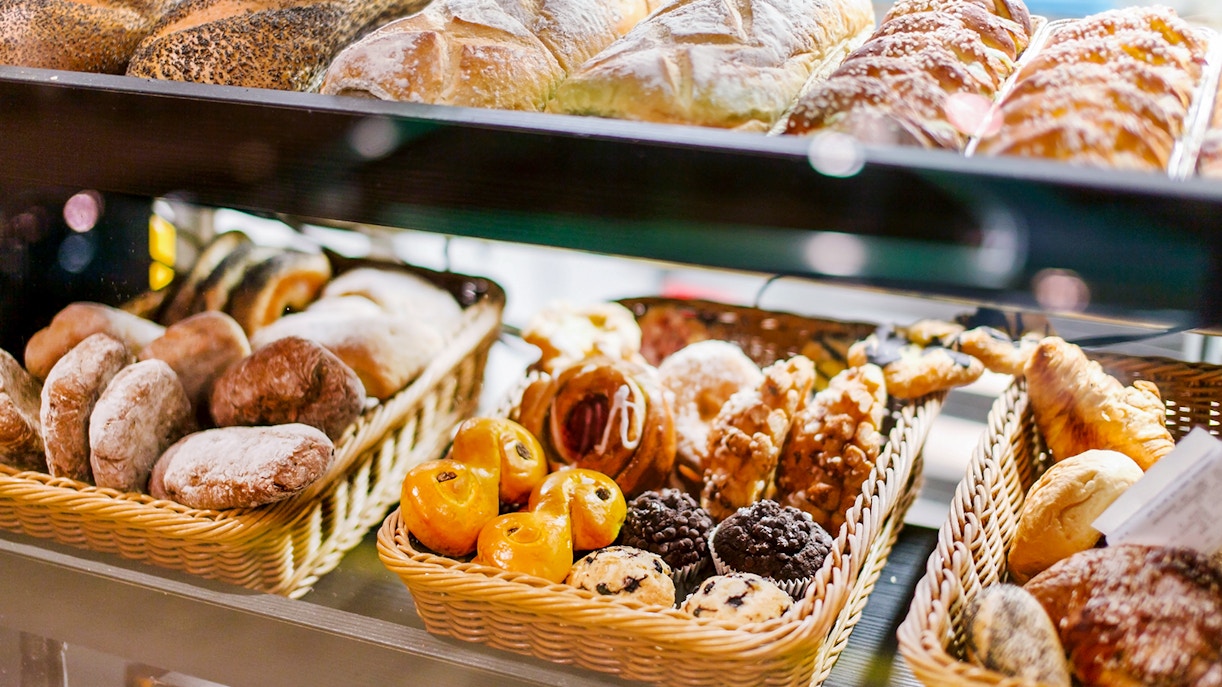 Apollo Bay Bakery storefront along Great Ocean Road, showcasing local pastries and breads.