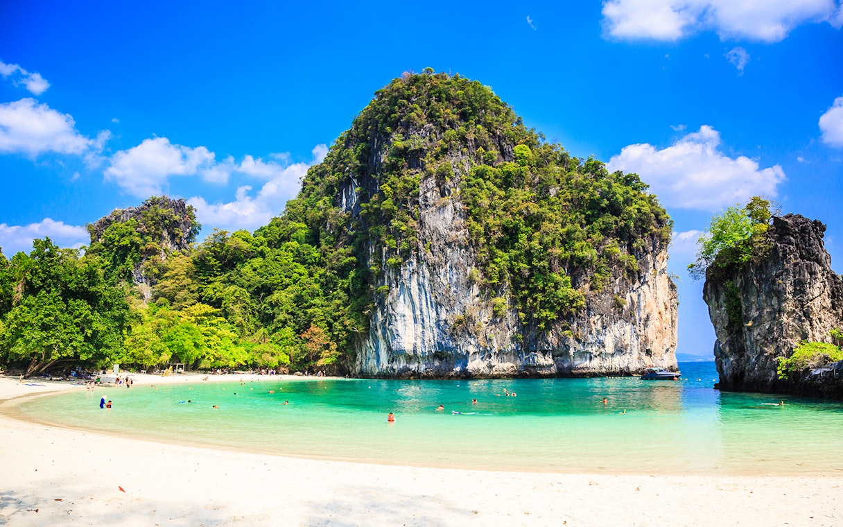 Hong Islands lagoon with limestone cliffs and turquoise water, Krabi.