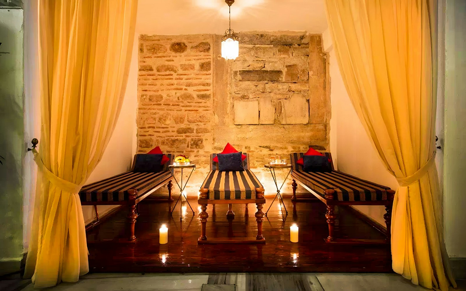 Inside Cagaloglu Hammam