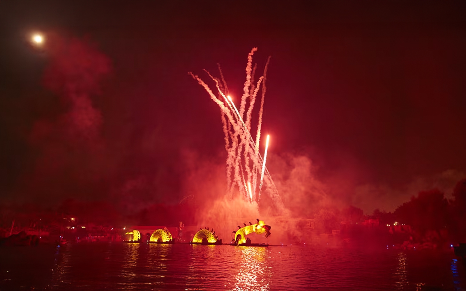Multimedia combining water with fire, light, sounds and special pyrotechnical effects that will leave you gasping in amazement