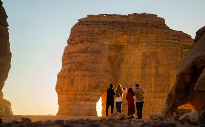 alula guided tour: hegra, old town, elephant rock with saudi meal-1