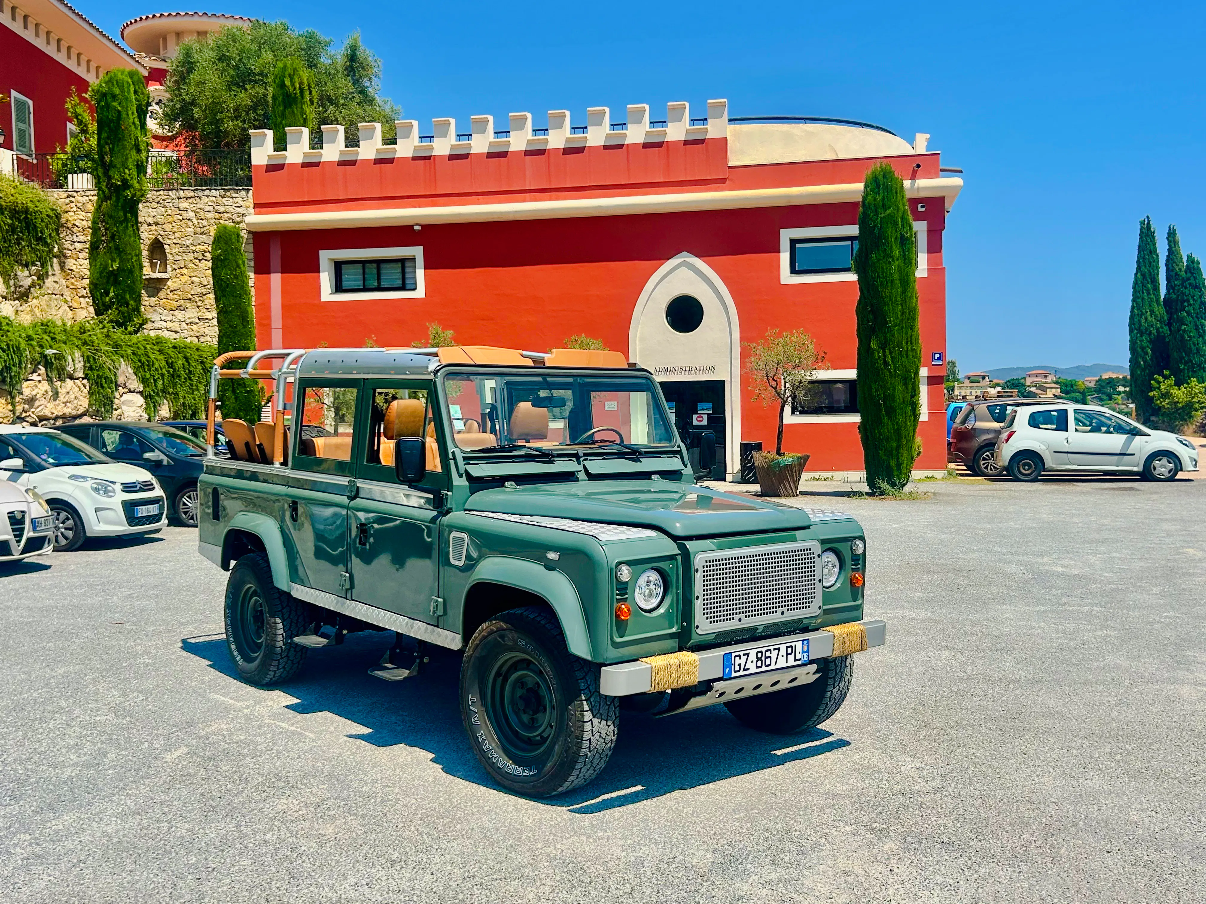 Land Rover parked outside a historic château in Nice for a wine tasting tour.