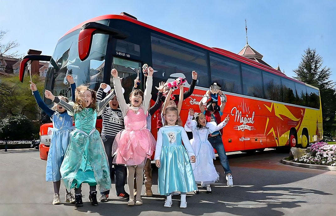 Ragazze allegre a bordo del bus navetta - Disneyland Paris biglietti