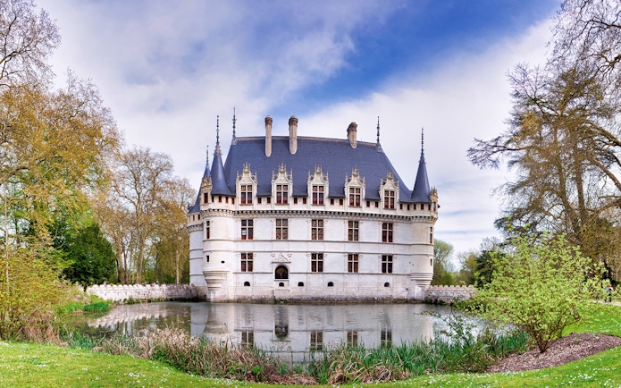 Château d'Azay-le-Rideau with reflection in the surrounding moat, Loire Valley, France.