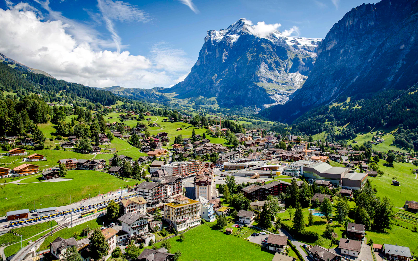 From Interlaken: Grindelwald & Lauterbrunnen Guided Day Trip
