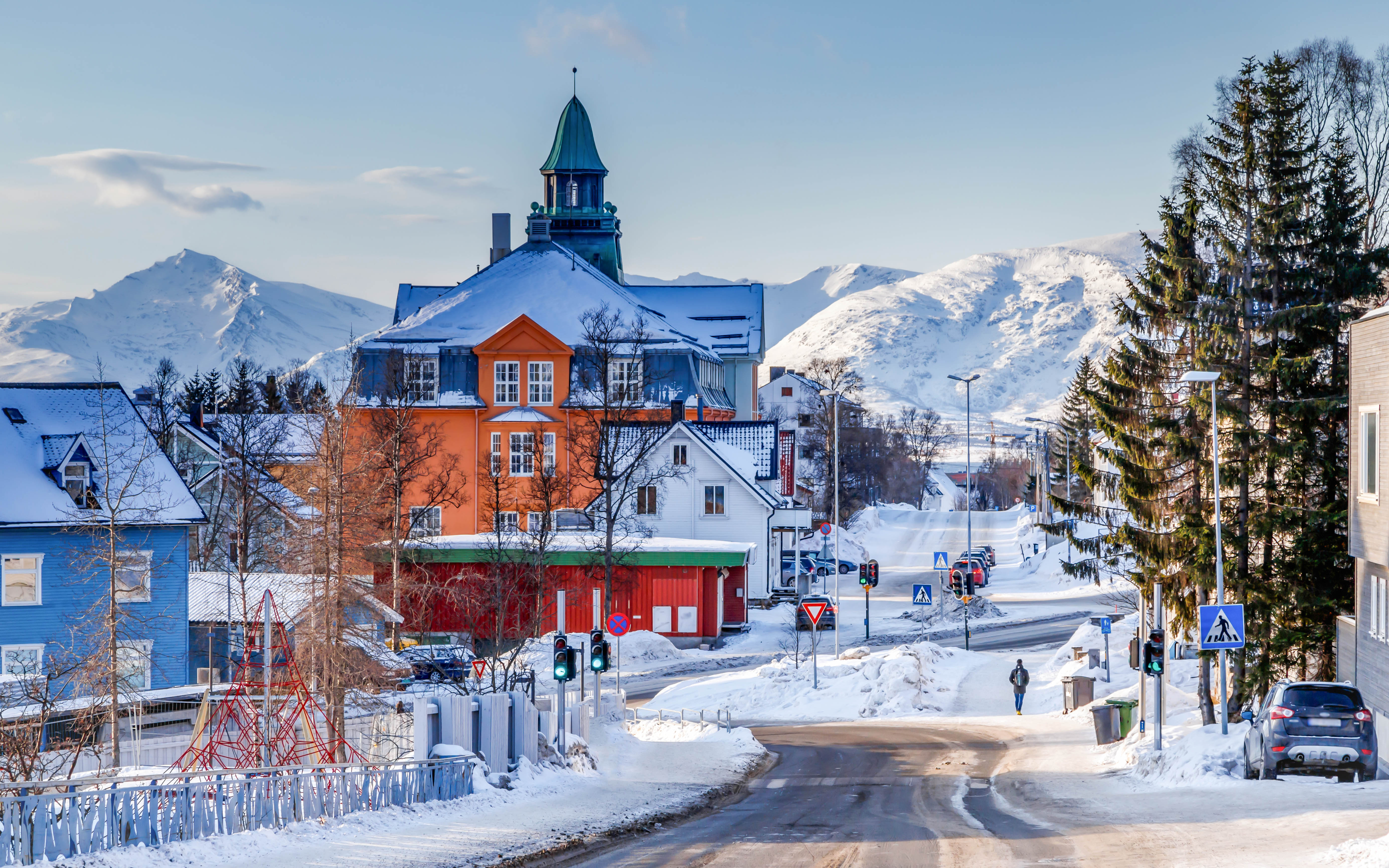 https://cdn-imgix.headout.com/media/images/f9cca447c4212f84f198e04bf521915e-Tromso%20Winterscape%20city.jpg