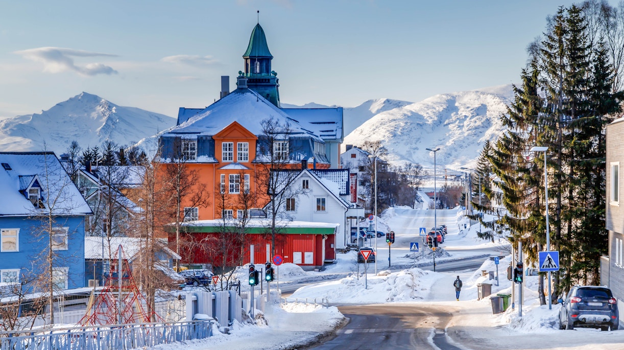 https://cdn-imgix.headout.com/media/images/f9cca447c4212f84f198e04bf521915e-Tromso%20Winterscape%20city.jpg