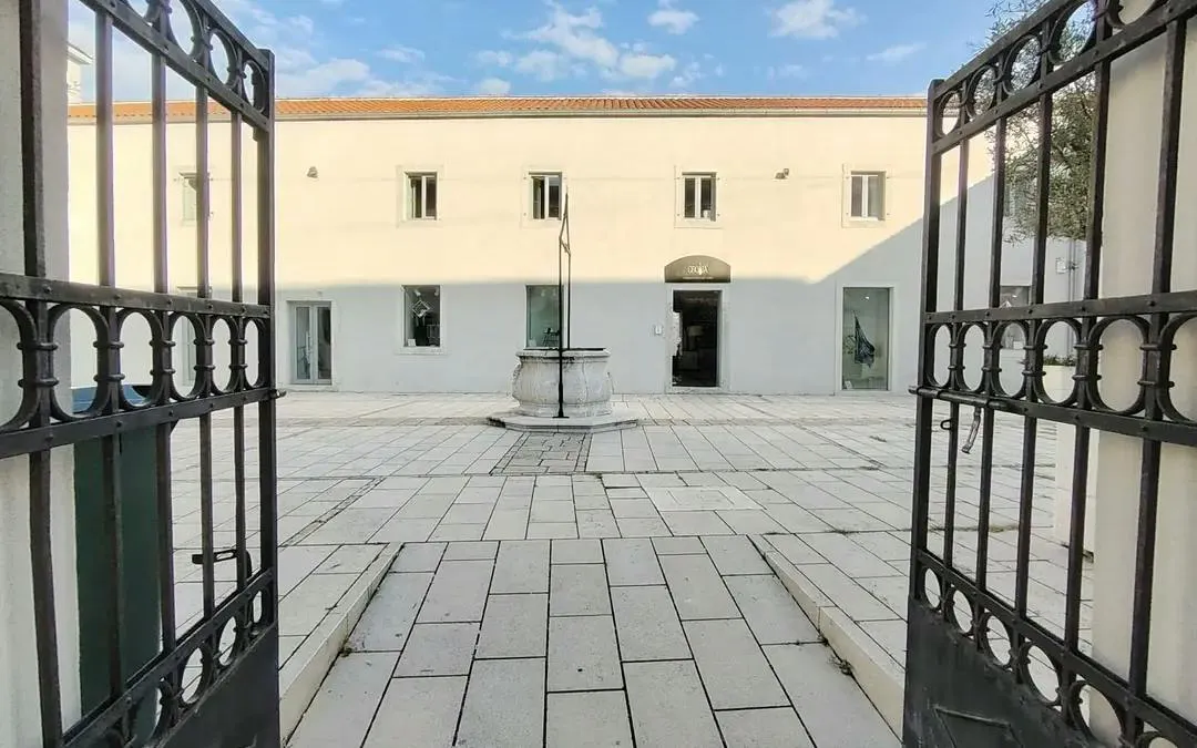 Courtyard with a central well in Zadar, part of the self-guided city exploration game.