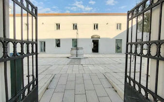 Courtyard with a central well in Zadar, part of the self-guided city exploration game.