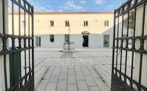 Courtyard with a central well in Zadar, part of the self-guided city exploration game.