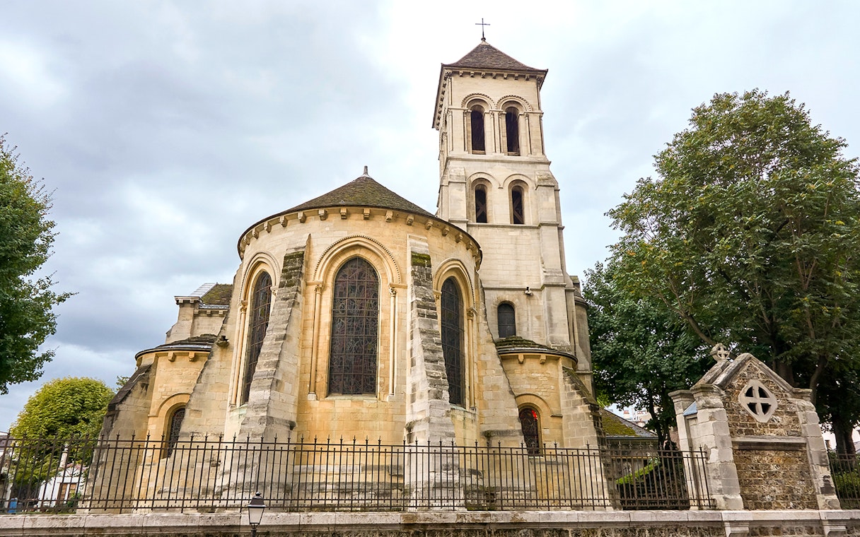 Montmartre church exterior in Paris, part of Montmartrain & Seine River Cruise tour.