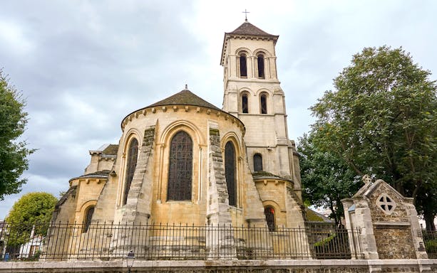 Montmartre church exterior in Paris, part of Montmartrain & Seine River Cruise tour.