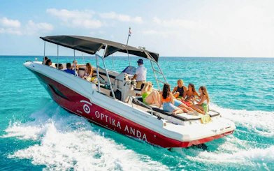 Speedboat with passengers on Blue Lagoon, Ciovo & Trogir tour.