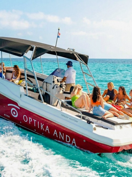 Speedboat with passengers on Blue Lagoon, Ciovo & Trogir tour.
