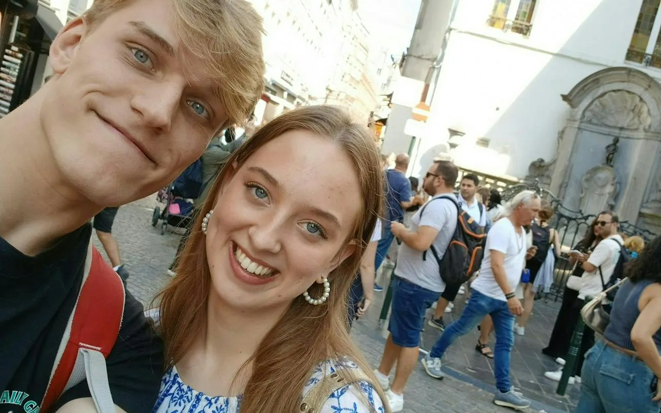 Tourists near Manneken Pis statue during Brussels Detective X Rescue game.