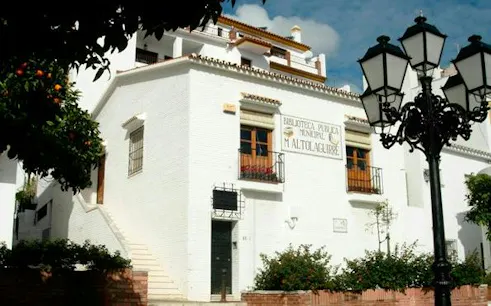 Benalmádena Pueblo library exterior with traditional architecture and street lamps.