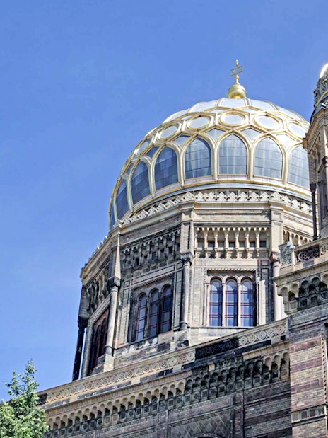 New Synagogue's ornate dome and towers in Berlin against a clear sky.