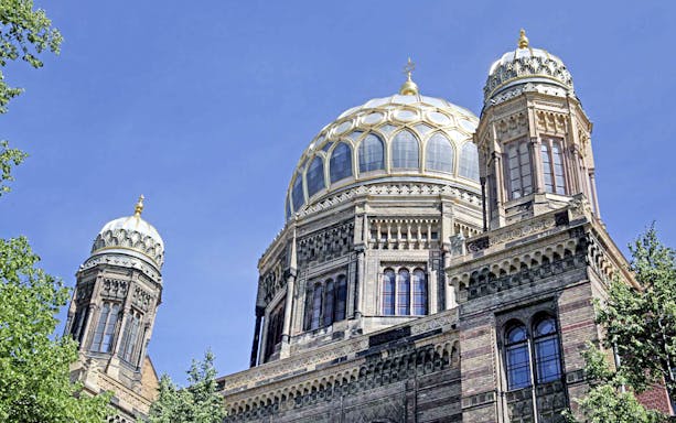 New Synagogue in Berlin with ornate golden dome and intricate architectural details.