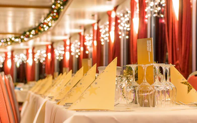 Elegant table setting on Advent Afternoon Cruise in Mainz.