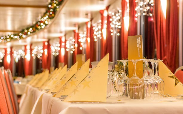 Elegant table setting on Advent Afternoon Cruise in Mainz.