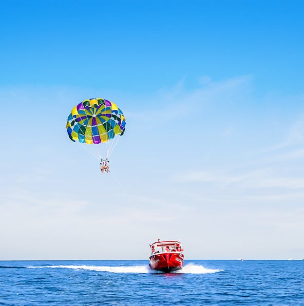 Parasailing in Dubai: Fly above the Dubai Harbour