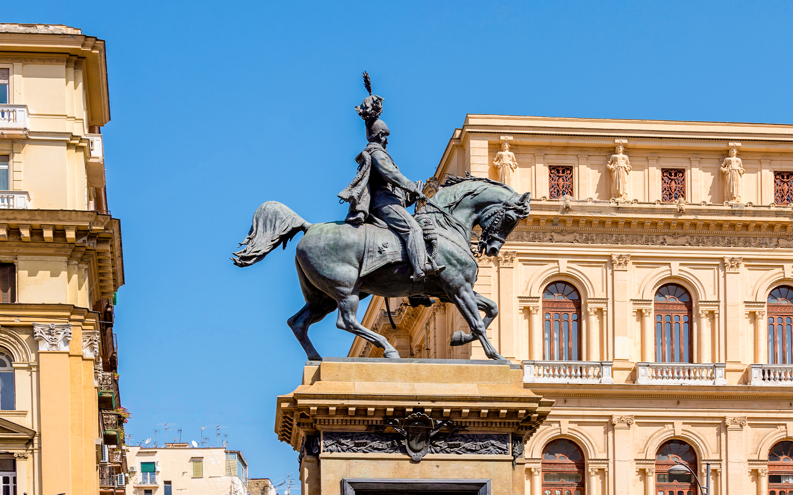 Piazza Bovio/Universitetet