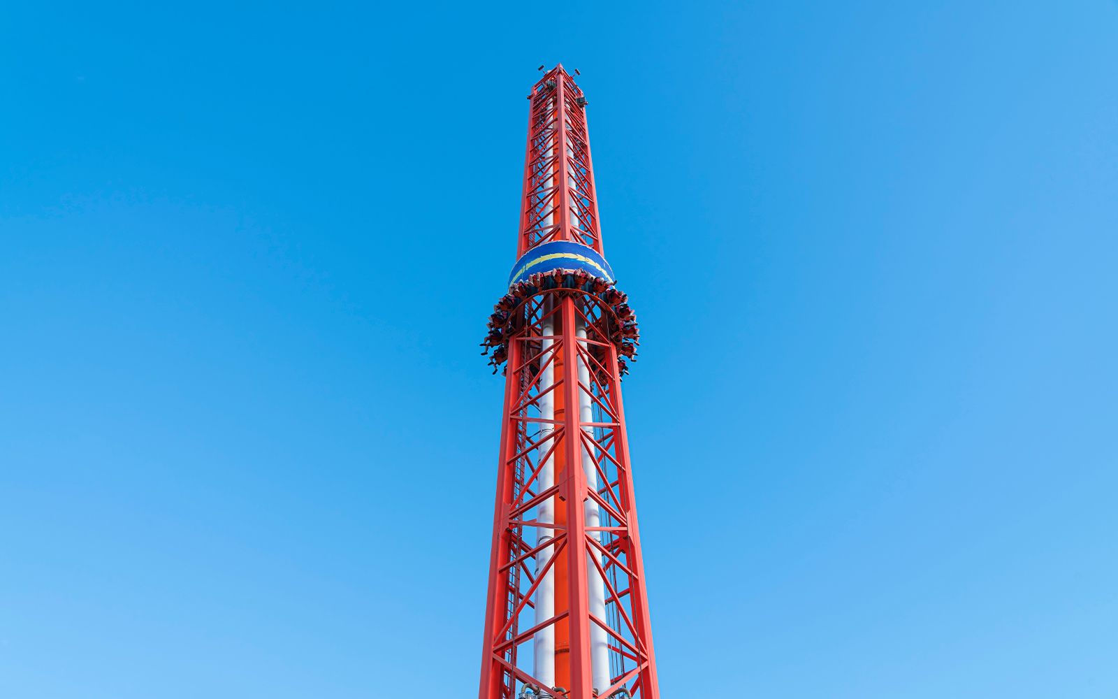 People free falling from tower ride