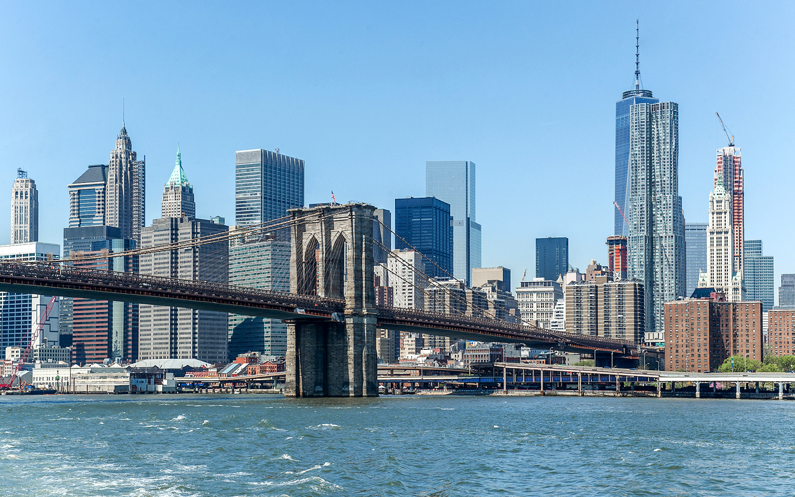 Turistas apreciando a vista do horizonte de Nova York