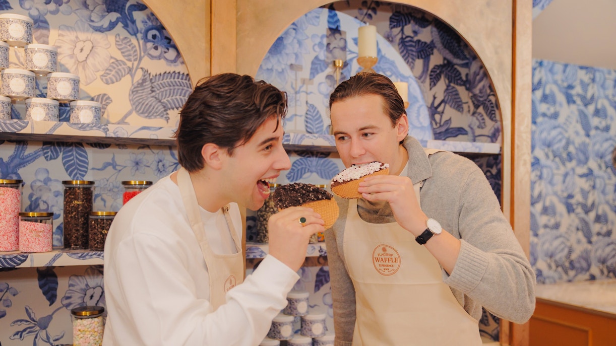 Guests enjoying stroopwafels at a workshop in Amsterdam.