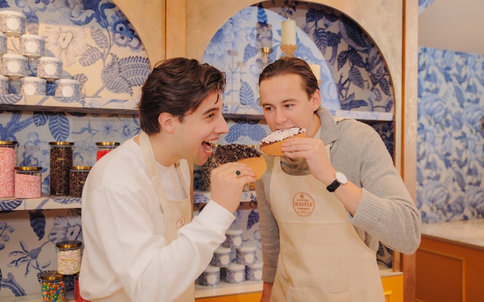 Guests enjoying stroopwafels at a workshop in Amsterdam.