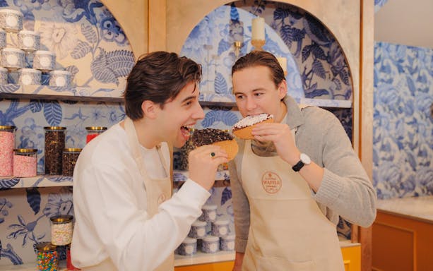 Guests enjoying stroopwafels at a workshop in Amsterdam.