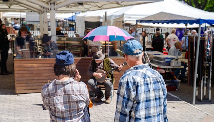 Attend piazza celebrations