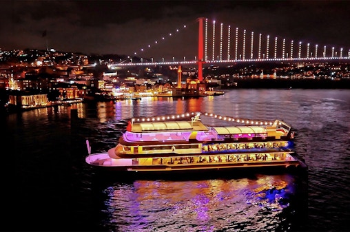 Türk Gösterisi ve Özel Masa ile Boğazda Akşam Yemeği Gezisi