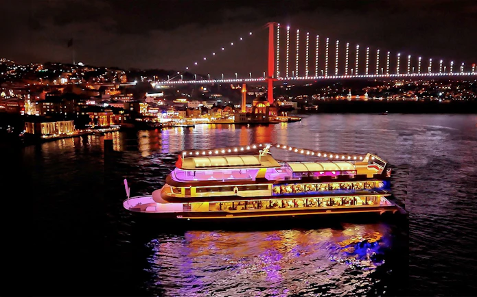 Abendessen-Bootsfahrt auf dem Bosporus mit türkischer Show und eigenem Tisch