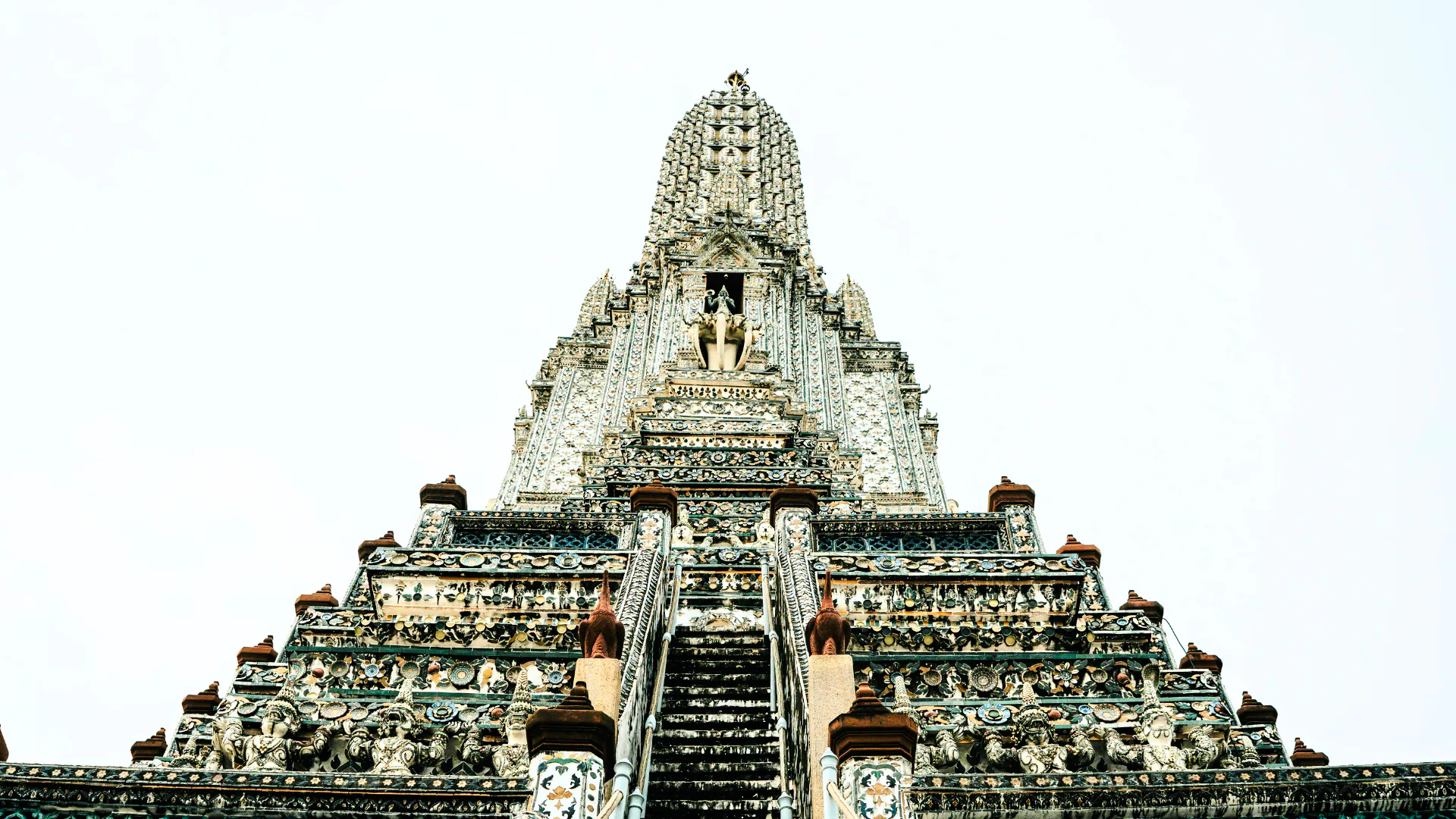 guidet tur til wat arun i tradisjonell thailandsk drakt-1