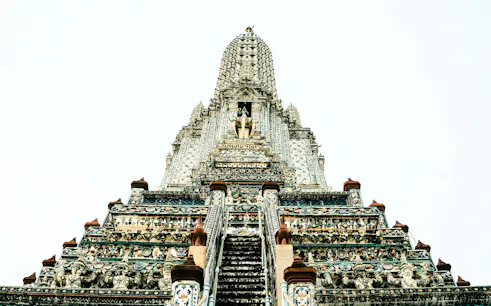 visite guidée du wat arun en costume traditionnel thaïlandais-1