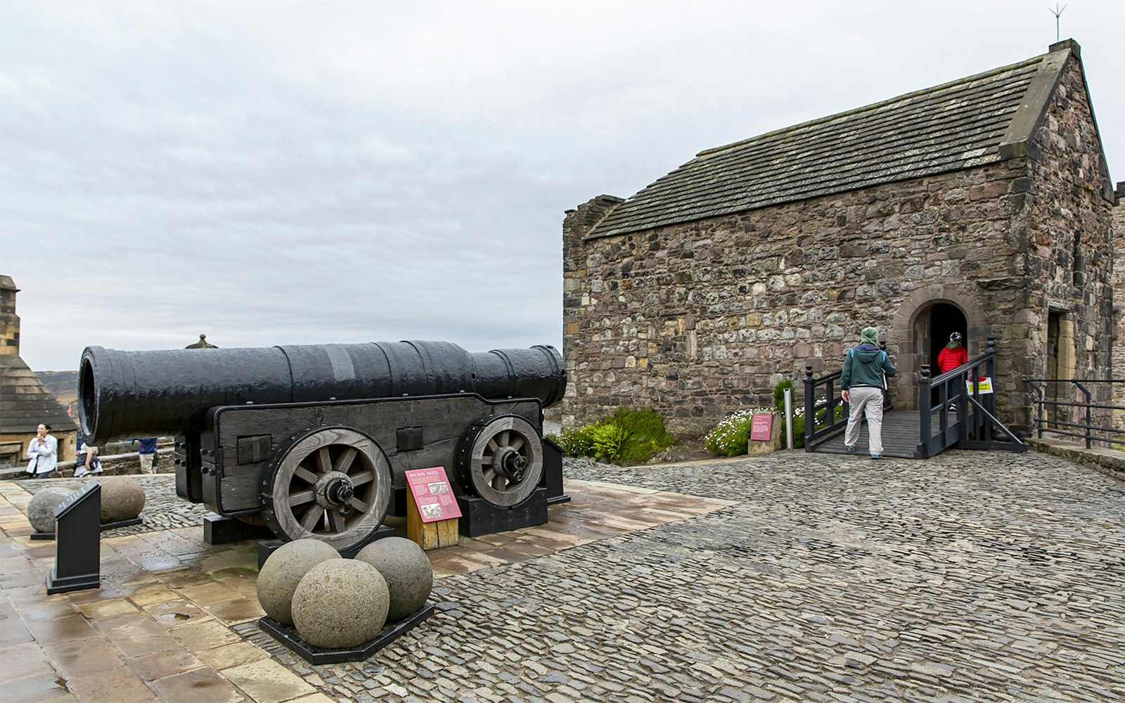 Cannon at Edinburgh Castle, part of the One o'Clock Gun tradition.