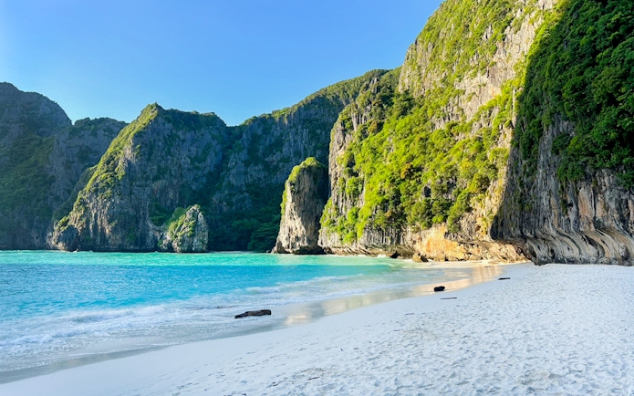 Maya Bay's turquoise waters and limestone cliffs on Phi Phi speedboat tour.