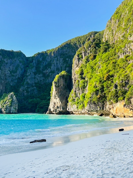 Maya Bay's turquoise waters and limestone cliffs on Phi Phi speedboat tour.