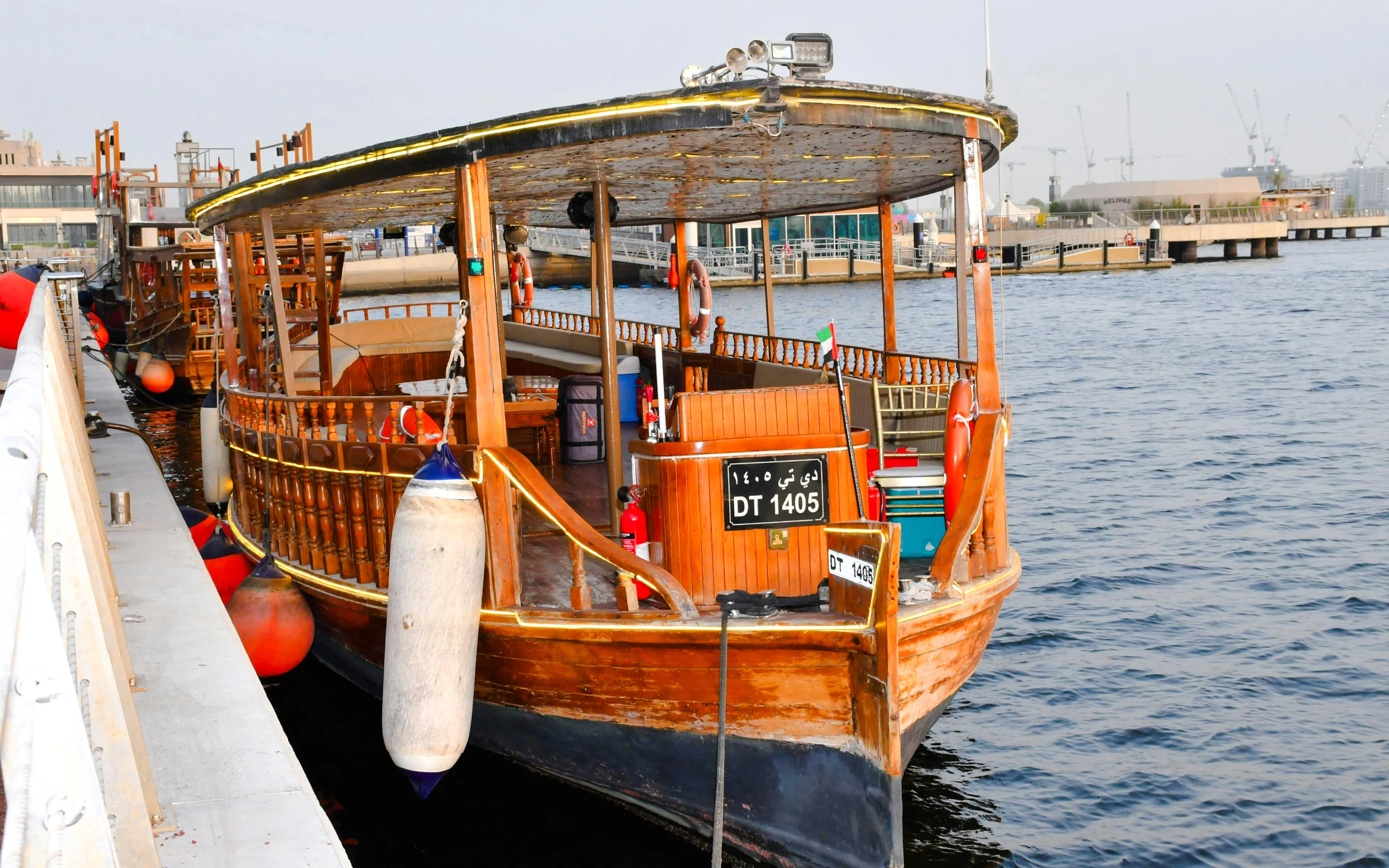 Dubai: Private Abra Ride with Emirati Seafood Tray