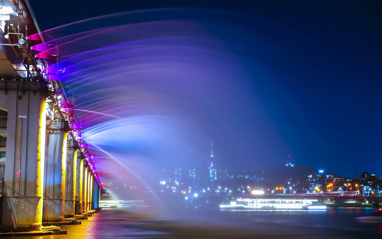Banpo Bridge Rainbow Fountain at night with Eland Cruise on Han River, Seoul.